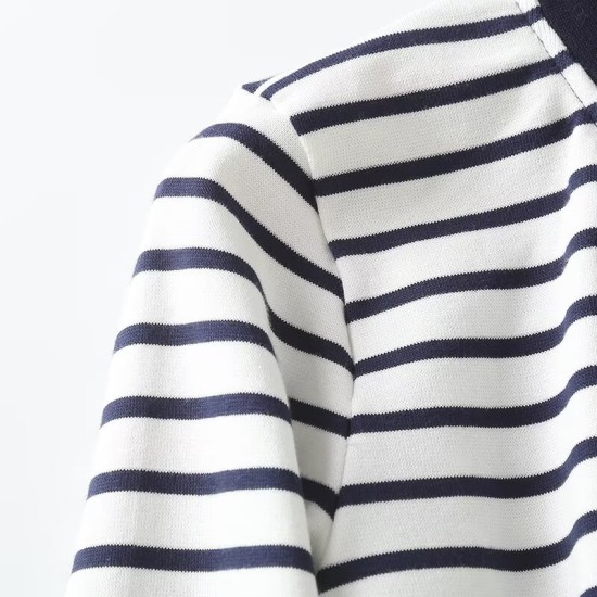 Black and white striped short-sleeved T-shirt Black and white striped short-sleeved T-shirt