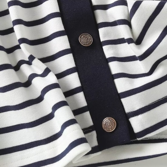 Black and white striped short-sleeved T-shirt Black and white striped short-sleeved T-shirt