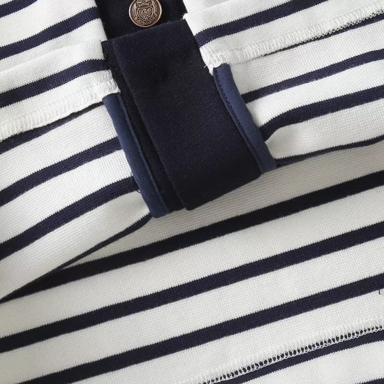 Black and white striped short-sleeved T-shirt Black and white striped short-sleeved T-shirt